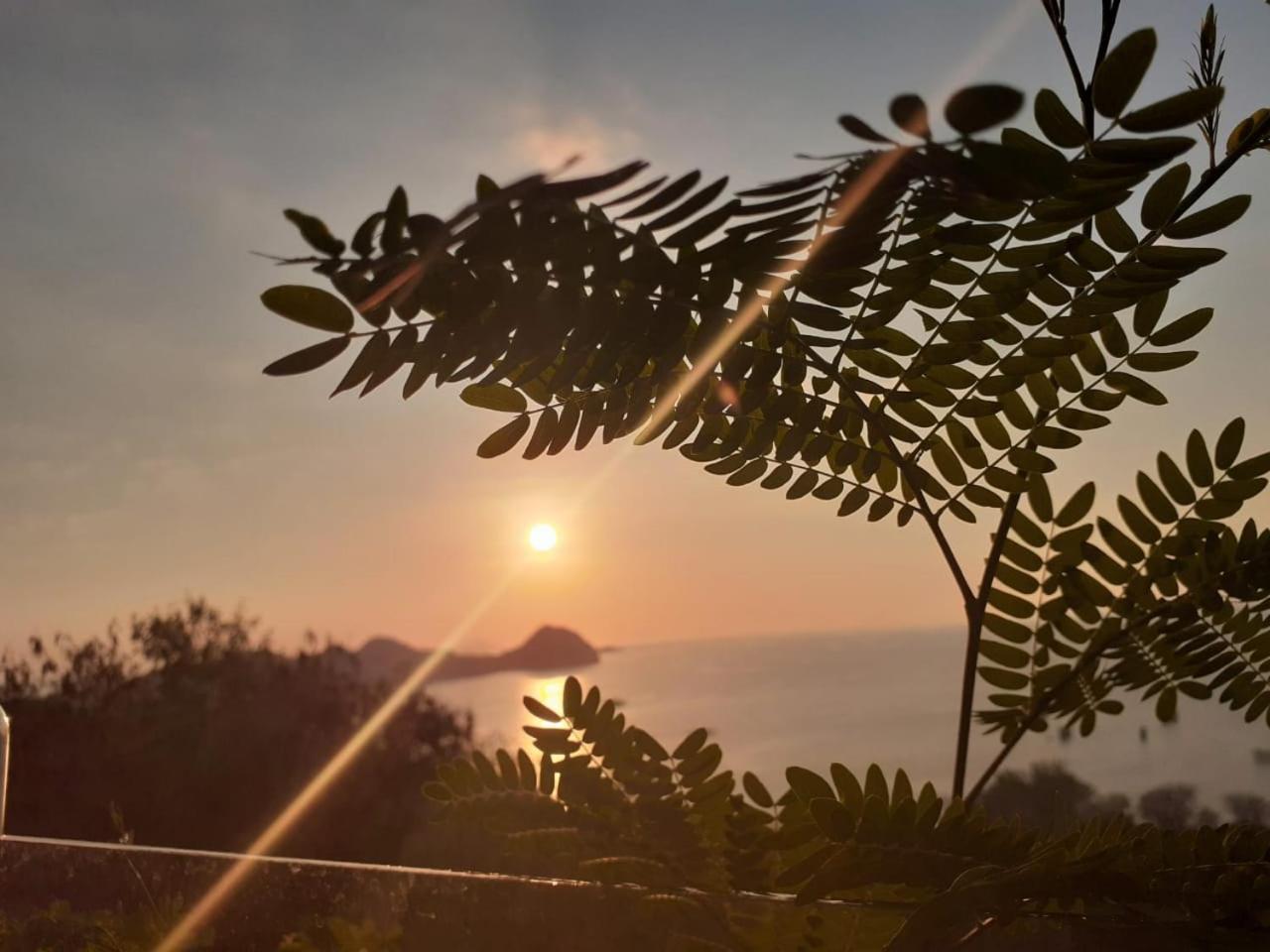Sunset Hill Hotel Labuan Bajo Quarto foto